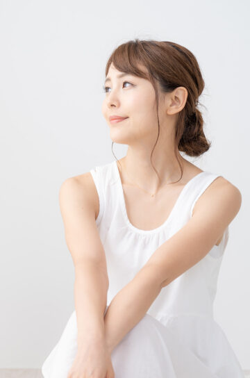 白いワンピースの女性